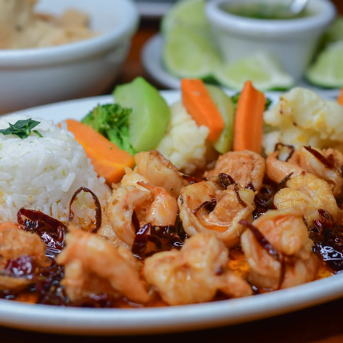 Camarones con chile y guarniciones